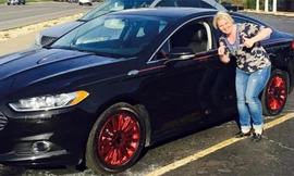 Becky Schoenig và chiếc xe mất trộm được tìm lại với những khác biệt so với lúc trước. Ảnh: Becky Schoenig.