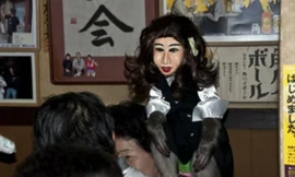 Những chú khỉ không chỉ được mặc quần áo giống người mà thậm chí còn được đeo mặt nạ hóa trang