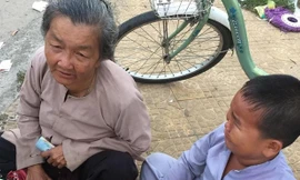 Dân mạng bức xúc tìm kẻ giật vé số của hai bà cháu ở Sóc Trăng