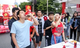 Big Daddy & Emily 'mượn rượu tỏ tình' giới trẻ Sài Gòn dưới mưa ở Phố Hàng Nóng