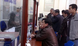Người dân xếp hàng đợi đến lượt làm thủ tục ở bộ phận "một cửa"