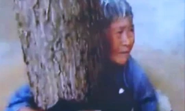 Cụ bà khi được lực lượng cứu hộ tìm thấy.