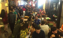 Phố Tạ Hiện luôn sôi động và thu hút một lượng lớn khách du lịch về đêm