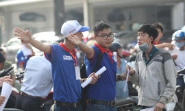 Hướng dẫn thí sinh tới điểm thi THPT quốc gia. Ảnh: Hoàng Triều