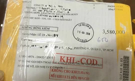 Kiện hàng khả nghi vốn được quảng cáo là mẫu điện thoại đắt tiền mà anh Dũng nhận sáng ngày 15/4.