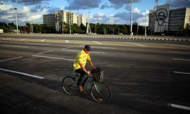 Một người đàn ông đạp xe qua Quảng trường Cách mạng ở Havana sau khi thông tin cựu chủ tịch Fidel Castro qua đời được công bố hôm 27/11. Ảnh: Aljazeera
