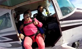 Cụ bà 'chất chơi' bay giữa không trung mừng sinh nhật 94 tuổi 