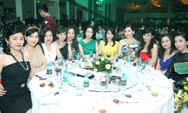 Giáng My kiêu sa với váy lệch vai