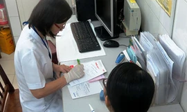 Nên khám thai thường xuyên để theo dõi sát tình trạng thai và kịp thời phát hiện những bất ổn. Trong ảnh: Khám thai tại Trung tâm Chăm sóc sức khỏe sinh sản TP HCM