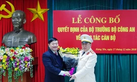 Chủ tịch UBND tỉnh Hưng Yên Nguyễn Văn Phóng chúc mừng Đại tá Nguyễn Xuân Hồng. 