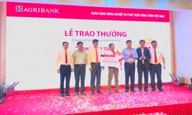 Agribank trao sổ Tiết kiệm trị giá 01 tỷ đồng cho khách hàng trúng giải Đặc biệt