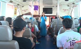 Du khách thăm đảo Song Ngư.