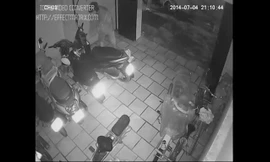 Clip trộm xe máy bất thành ở Sài Gòn