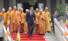Thủ tướng David Cameron viếng Chùa Vĩnh Nghiêm