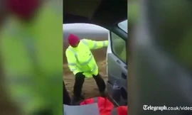 Vật lộn với cửa xe trong gió mạnh