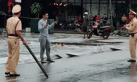 Thanh niên nghi phê ma túy cầm hai con dao, la hét trên đường