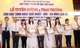 Các học sinh đạt giải nhất quốc gia môn Lịch sử.