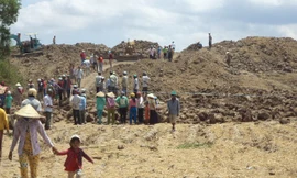 Anh Luỹ đang cho san đống đất để bớt đồn thổi 