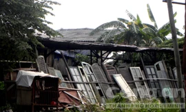 Những đống cửa cũ nằm ngổn ngang bao năm trong các xưởng mộc, nhưng nó hoàn toàn có thể biến thành cửa mới sau khi được tân trang