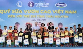 Trong suốt chặng đường 12 năm, Quỹ sữa Vươn Cao Việt Nam và Vinamilk đã trao tặng hơn 35 triệu ly sữa với tổng giá trị 150 tỷ đồng cho gần 441.000 trẻ em khó khăn trên khắp Việt Nam.