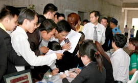 Quang cảnh giao dịch trong ngày mở bán căn hộ Sài Gòn Town sáng 5/10