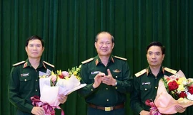 Thượng tướng Bế Xuân Trường chúc mừng Trung tướng Nguyễn Tân Cương và Thiếu tướng Nguyễn Doãn Anh được bổ nhiệm chức vụ mới. Ảnh QK4