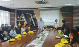 Đoàn sinh viên được vị giám đốc điều hành VWS tiếp đón