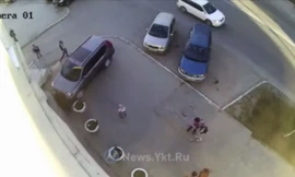 Hai phụ nữ bị ôtô giật cục chèn liên tiếp vào tường