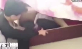 Chồng giấu tình nhân dưới gầm giường vì sợ vợ phát hiện