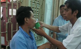 Điều dưỡng Nguyễn Văn Cư tận tình cho những bệnh nhân uống thuốc 