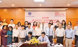 TS. Lê Nguyên Bảo - Hiệu trưởng ĐH Duy Tân cùng PGS. TS. Vũ Đình Lãm - Giám đốc Học viện Khoa học và Công nghệ ký biên bản thỏa thuận