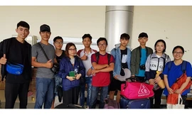 10 sinh viên Việt Nam tại sân bay Palu. (Ảnh: Cơ quan chức năng Indonesia cung cấp)