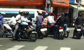 Bắt quái xế dàn cảnh giật túi xách của thiếu nữ đi SH