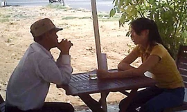 Ông Thu đang tư vấn “chữa bệnh” cho bệnh nhân tại quán cà phê ở Q.7 - Ảnh: Lam Ngọc cắt từ clip