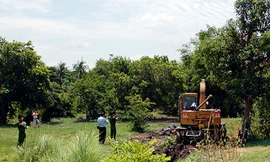 Cơ quan chức năng tỉnh Tây Ninh khai quật các hố chôn rác thải y tế. Ảnh: Mai Linh.