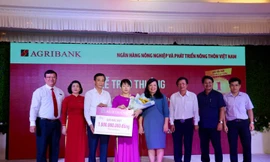 Agribank trao sổ tiết kiệm 01 tỷ đồng cho khách hàng trúng thưởng