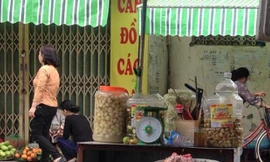 Bán cà, dưa muối đơn giản nhưng mang lại thu nhập cao