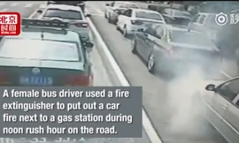 Nữ tài xế bình tĩnh xử lý chiếc ô tô bốc cháy cạnh trạm xăng