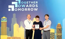 Bà Mai Linh Giang, Phó trưởng Ban Nhân lực Tập đoàn VNPT nhận giải.