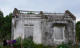 Những ngôi nhà kinh tế mới bị bỏ hoang.