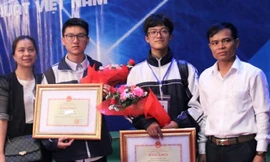 Em Mai Nhật Anh (bên phải) và Phùng Văn Long (bên trái). Ảnh: Thanh Hùng.