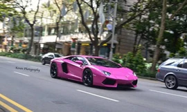 Lamborghini Aventador 'đồng bóng' với sơn hồng