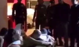 Khi đột nhập vào phòng, cảnh sát thu giữ được nhiều tang vật phục vụ cho bữa tiệc như thuốc kích dục, đồ chơi tình dục... Nhiều người vẫn còn tình trạng thiếu vải, bán khỏa thân. Ảnh: News.