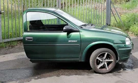 der.juli cắt đồ đạc làm đôi rồi rao bán trên mạng để trêu tức bạn gái cũ. Ảnh: 9news.com.au.