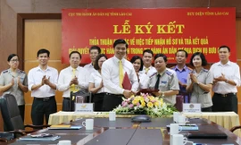 Lãnh đạo hai cơ quan thực hiện ký kết thỏa thuận hợp tác.