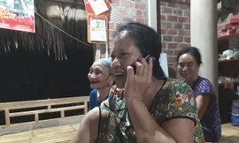 Mẹ thủ thành Bùi Tiến Dũng gọi điện thoại cho chồng báo thành tích của con trai và đồng đội