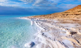 Biển Chết với không khí và làn nước trong xanh.