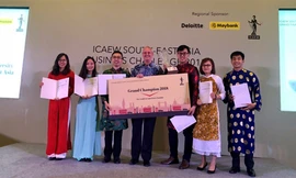 Đội chiến thắng Synergy đến từ Việt Nam cùng ông Mark Billington, Giám đốc ICAEW khu vực Đông Nam Á