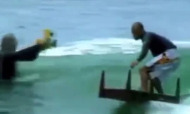 Lướt sóng điệu nghệ với chiếc bàn gỗ