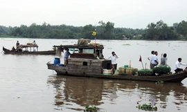 Các ghe đóng đáy phối hơp lặn tìm hai mẹ con. Ảnh: Hoàng Nam.